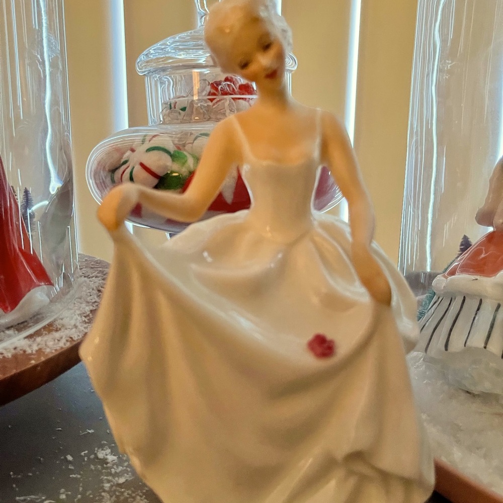 Royal Doulton “Tracy” HN 2736 Figurine Bone China 1982